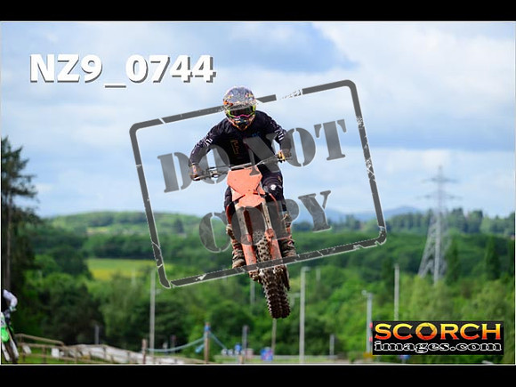 Experts-068