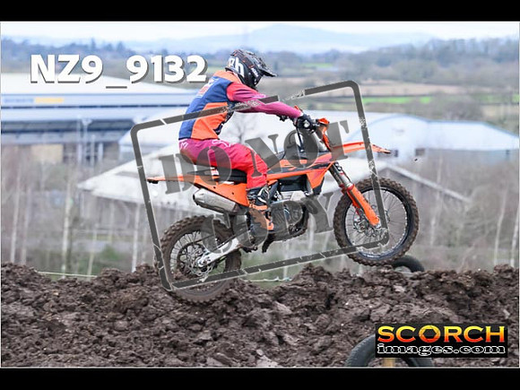 Experts-049