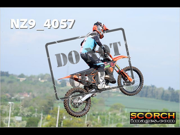 Experts-037