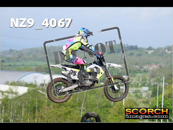 Experts-047