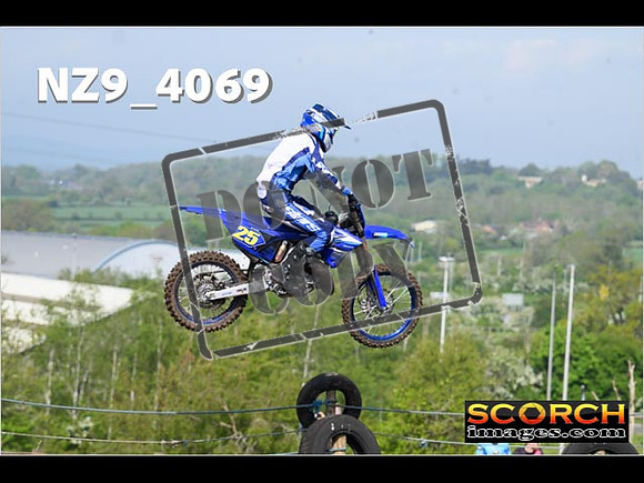 Experts-049