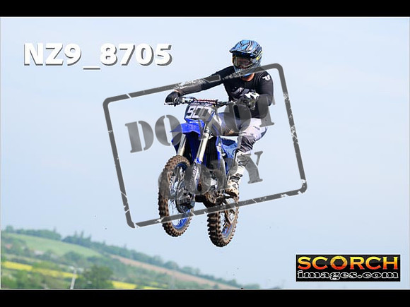 Experts-048