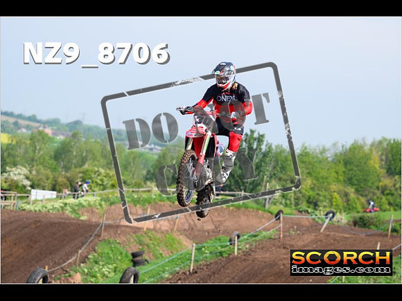 Experts-049