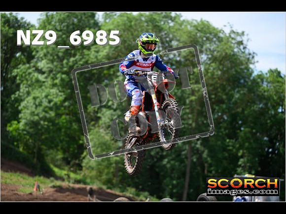 Experts-064