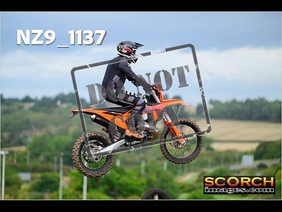 Experts-057