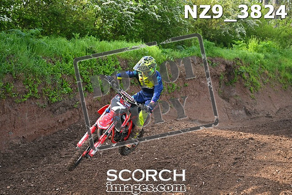 NZ9_3824