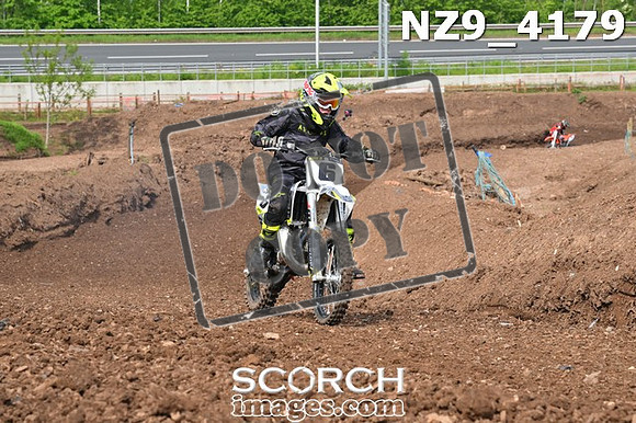 NZ9_4179