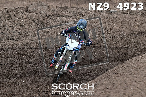 NZ9_4923