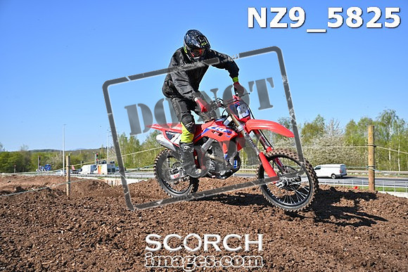 NZ9_5825