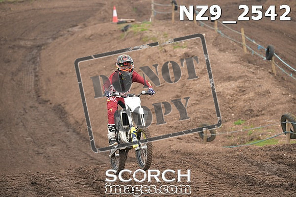 NZ9_2542
