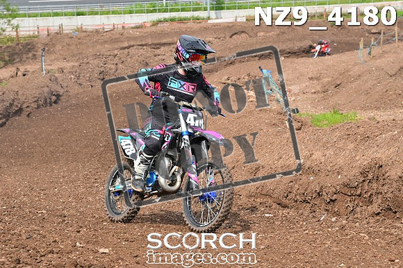 NZ9_4180