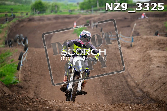 NZ9_3325