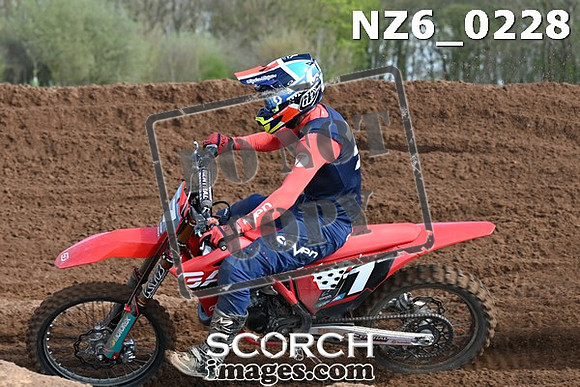 NZ6_0228