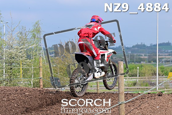 NZ9_4884