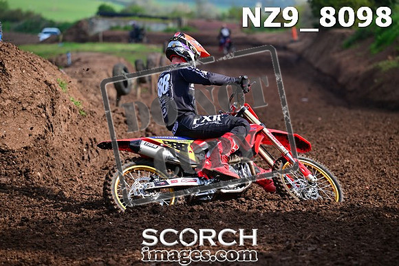 NZ9_8098