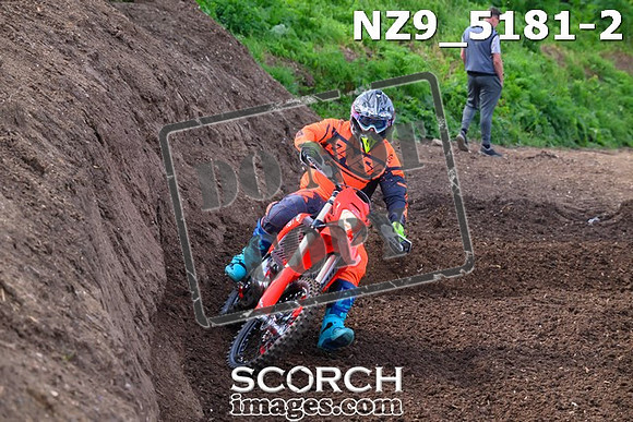 NZ9_5181-2