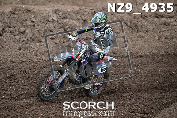 NZ9_4935