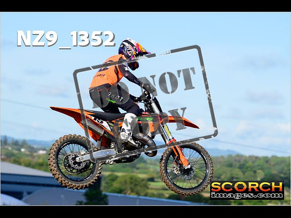 Experts-063