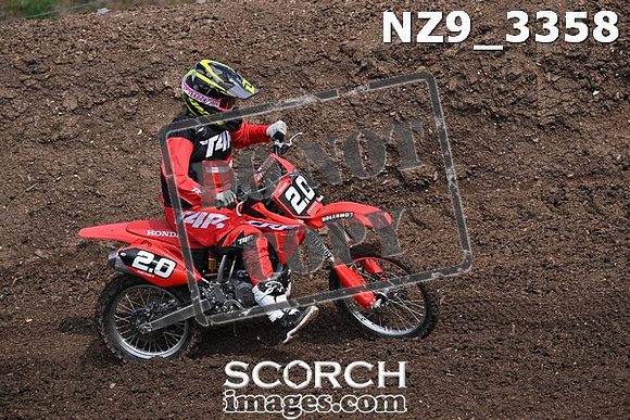 NZ9_3358