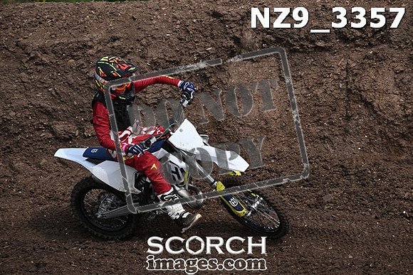 NZ9_3357