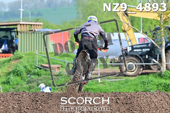 NZ9_4893