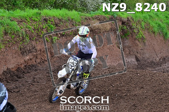 NZ9_8240