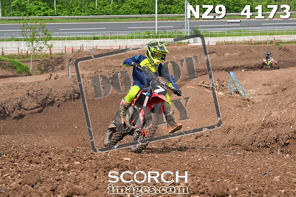 NZ9_4173