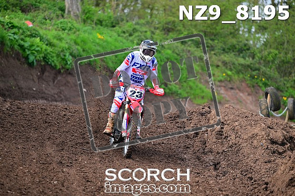 NZ9_8195