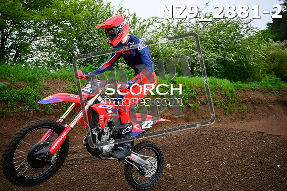 NZ9_2881-2