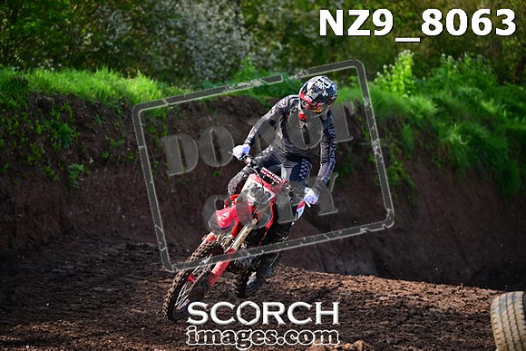 NZ9_8063