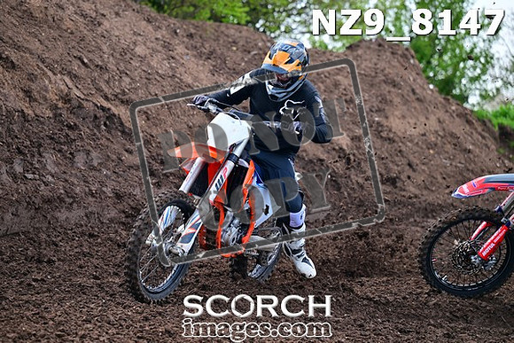 NZ9_8147