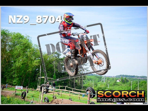 Experts-049