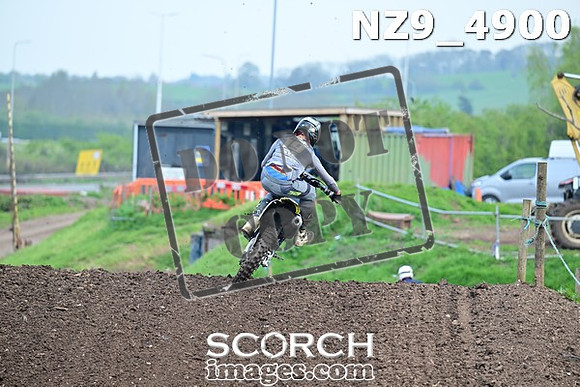 NZ9_4900