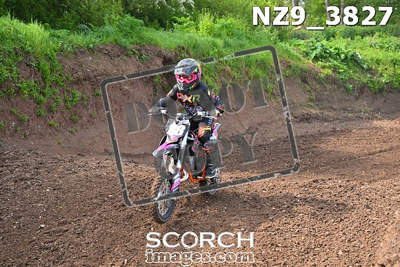 NZ9_3827
