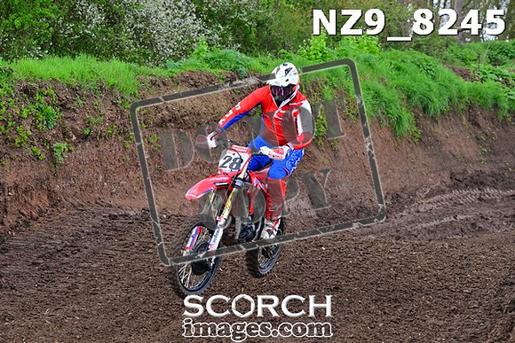 NZ9_8245