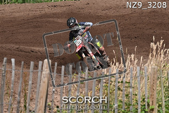 NZ9_3208