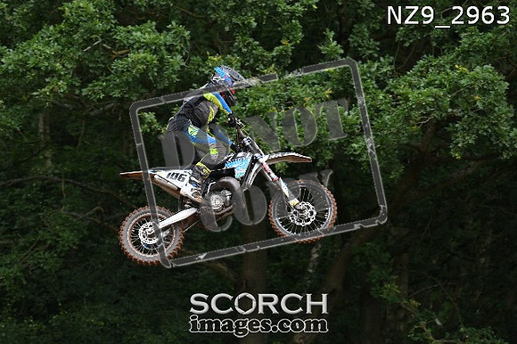 NZ9_2963