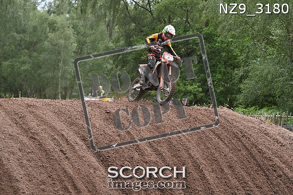 NZ9_3180