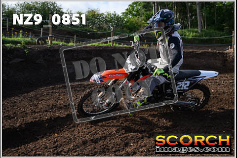 Experts-049