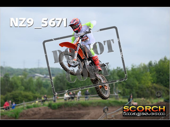 Experts-074