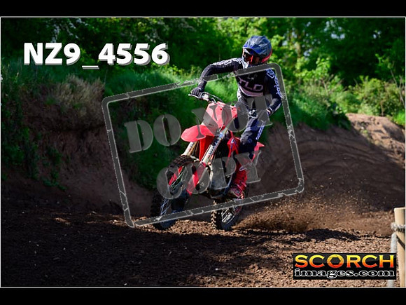 Experts-063