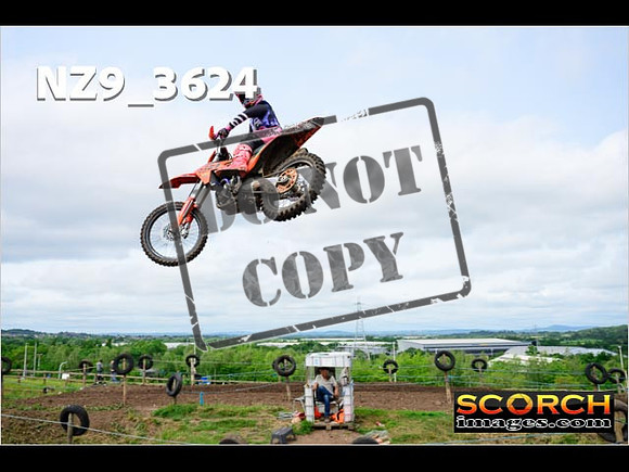 Experts-074