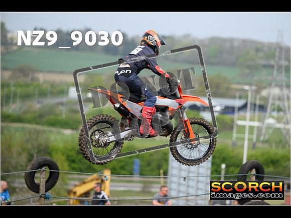 Experts-083