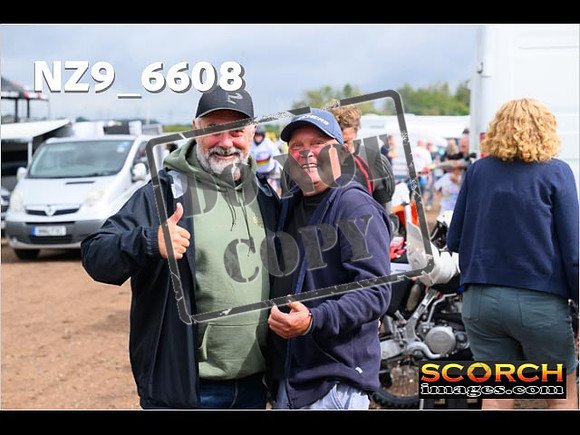 Randoms-096