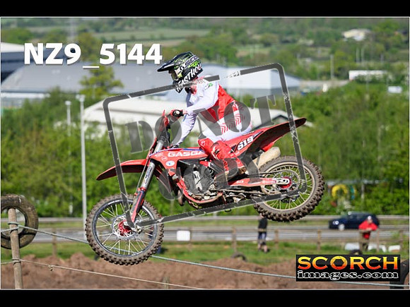 Experts-055