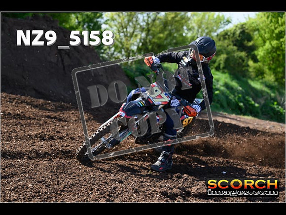 Experts-068