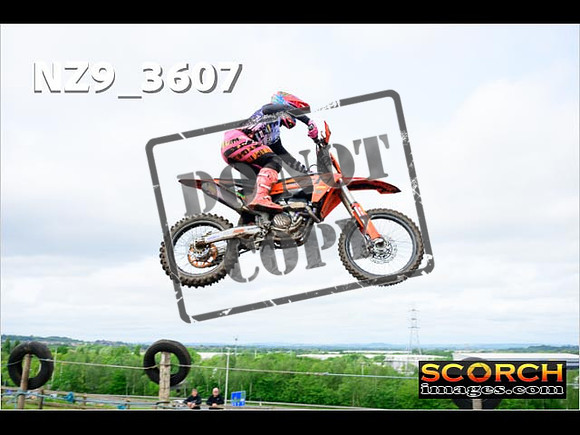 Experts-057