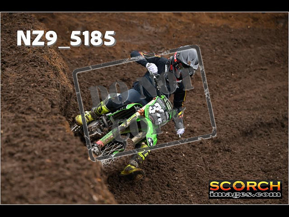 Experts-049