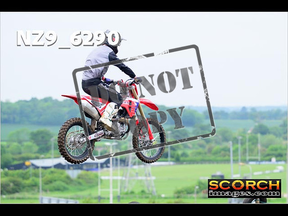 Experts-044